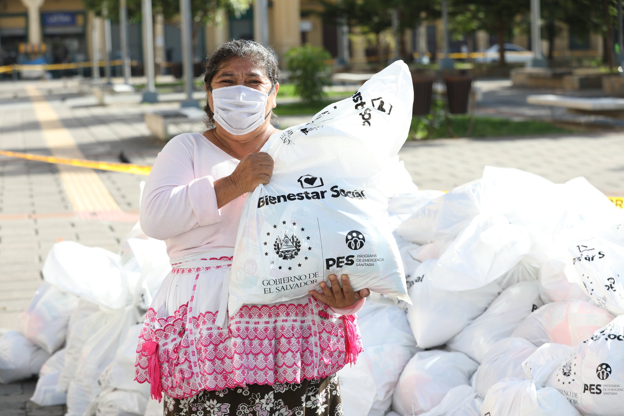 Trabajadores por cuenta propia del Centro de San Salvador agradecen al Gobierno el apoyo brindado ante la pandemia trabajadores-por-cuenta-propia-del-centro-de-san-salvador-agradecen-al-gobierno-el-apoyo-brindado-ante-la-pandemia